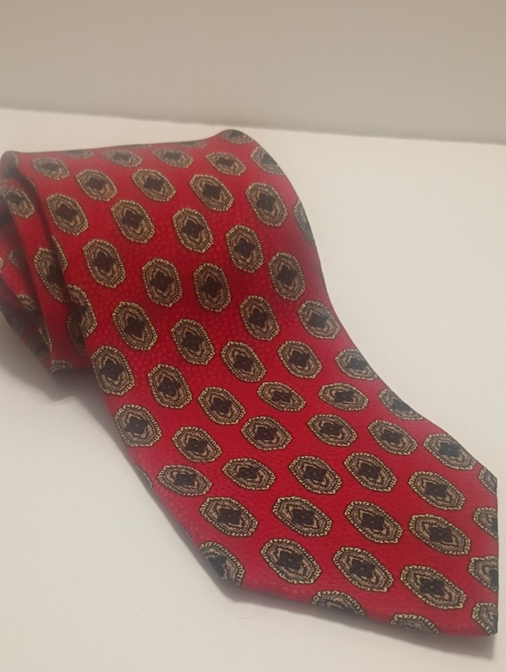 Men's Red Medallion 100% Silk Made By Hand In America For Bremers 57"